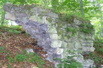 Střep hradby podhradí (© Jan P. Štěpánek 06/2006)