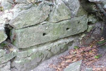 Detail jednoho z kamenných článků použitých ve zdivu západního paláce (© Jan P. Štěpánek 06/2006)