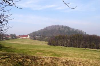 kopec Hradisko s pozůstatky hradu Rožnova ( © Jan P. Štěpánek 03/2008)
