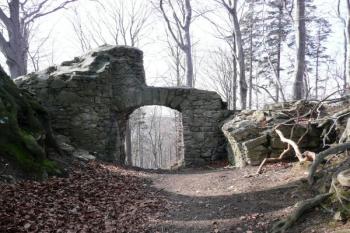 pohled z nádvoří na východní stěnu západního paláce ( © Jan P. Štěpánek 03/2008)