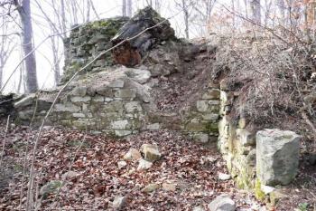 prostor mezi opěrnými pilíři předbraní ( © Jan P. Štěpánek 03/2008)