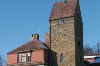 jižní fronta východního křídla s pseudoromantickou věží ( © Jan P. Štěpánek 01/2009)