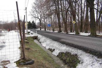 Křižovatka v jejíž pravé části stával stonavský dvůr. ( © Jan P. Štěpánek 2005)