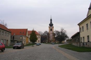 Čelní pohled na kostel, vlevo část zámeckého křídla ( © Roman Řezáč 12/2004)