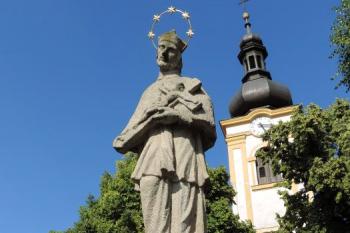 socha sv. Jana z Nepomuku před kostelem ( © Jan P. Štěpánek 07/2014)