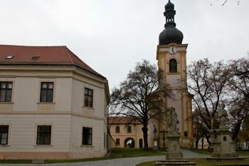 Propojovací trakt mezi zámkem a kostelem (© Daniela Fantová, 11/2012)