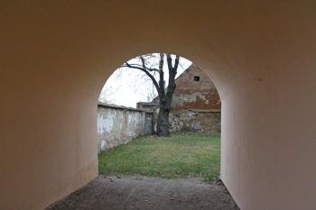 Průchod podle kostela do zádomí (© Daniela Fantová, 11/2012)