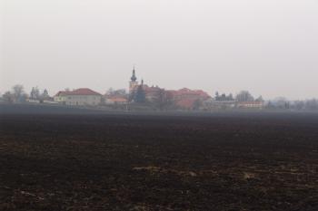 Pohled na  zámek a kostel ze silnice směrem na Mořice ( © Roman Řezáč 12/2004)