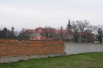 Celkový pohled od severozápadu ( © Roman Řezáč 12/2004)