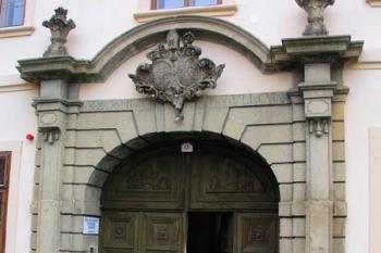 Vstupní portál ( © Roman Řezáč 12/2004)