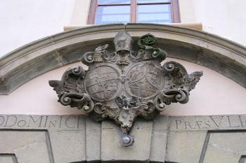 Erb nad portálem ( © Roman Řezáč 12/2004)