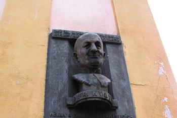 Pamětní deska P.Fr.Kvapila ( © Roman Řezáč 12/2004)