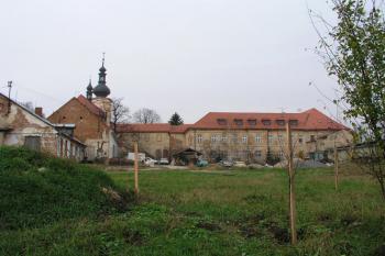 Celkový pohled od východu ( © Roman Řezáč 12/2004)