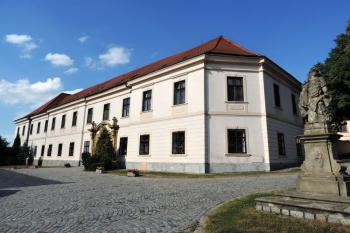 vstupní průčelí zámku z náměstí ( © Jan P. Štěpánek 07/2014)