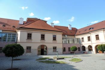 nádvoří zámku ( © Jan P. Štěpánek 07/2014)