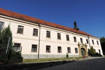 vstupní průčelí zámku ( © Jan P. Štěpánek 07/2014)
