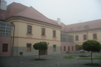 vnitřní nádvoří zámku (© D Dohňanský, 11/2014)