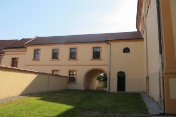 vých.křídlo, spojené s kostelem (© D Dohňanský, 07/2018)
