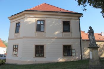 západní křídlo od jihu (© D Dohňanský, 07/2018)