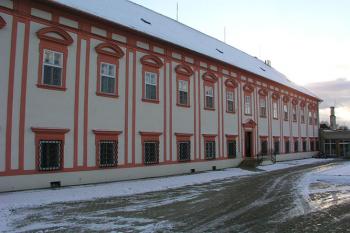Pohled do dvora ( © Roman Řezáč 12/2004)