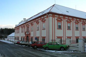 Pohled ze silnice ( © Roman Řezáč 12/2004)