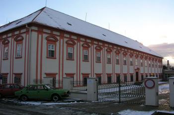 Pohled do dvora ( © Roman Řezáč 12/2004)