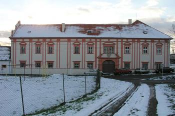 Celkový pohled na zámek ( © Roman Řezáč 12/2004)
