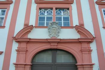 Vstupní portál s erbem ( © Roman Řezáč 12/2004)