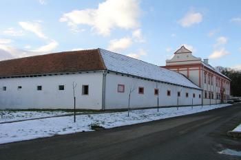 Celkový pohled na zámek ( © Roman Řezáč 12/2004)