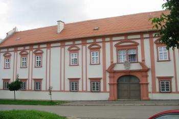 pohled na vstupní portál hlavního zámeckého průčelí (© D Dohňanský, 06/2014)