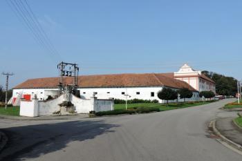 celkový pohled na zámek s dvorem od kostela ( © Jan P. Štěpánek 06/2015)