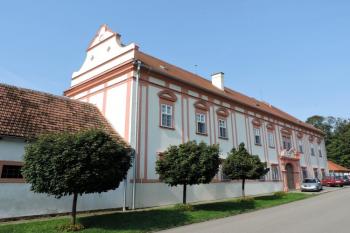 uliční průčelí zámecké části dvora ( © Jan P. Štěpánek 06/2015)