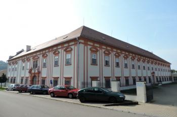 celkový pohled na nároží trakt zámku ( © Jan P. Štěpánek 06/2015)