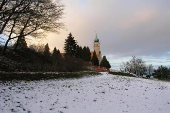 Celkový pohled na kostel stojící na předhradí hradu Orlova ( © Roman Řezáč 12/2004)