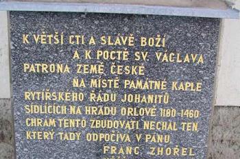 Pamětní deska u kostela ( © Roman Řezáč 12/2004)