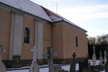 Zadní část kostela ( © Roman Řezáč 12/2004)