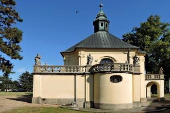 západní průčelí kostela (© Jan P. Štěpánek 06/2014)