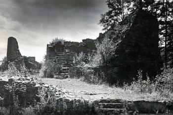 Dobová fotografie (Rostislav Vojkovský, Rychleby - Neznámý hrad v Rychlebských horách)