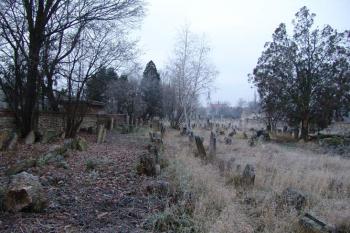 Na západní straně dnes hřbitov sousedí s domky ( © Roman Řezáč 12/2004)