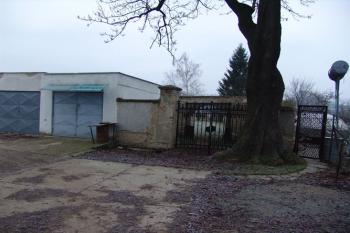 Vchod na hřbitov v dnešní podobě ( © Roman Řezáč 12/2004)