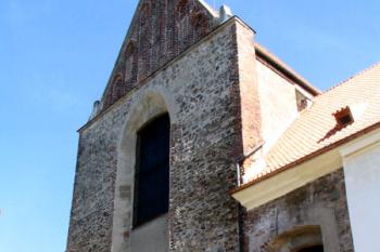 východní průčelí klášterního kostela Obětování Panny Marie ( © Pavel Zany Komárek 10.9. 2004)