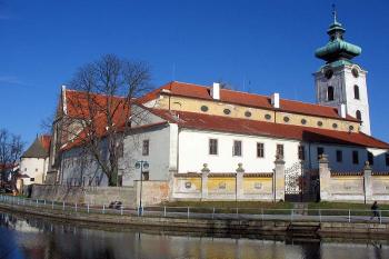 Celkový pohled od jihozápadu (© Jiří Cukr, 11/2008)