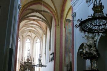 Průhled lodí k hlavnímu oltáři (© Jiří Cukr, 07/2010)