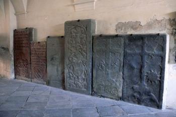 Náhrobky z kostela druhotně umístěné v průjezdu (© Jiří Cukr, 07/2010)