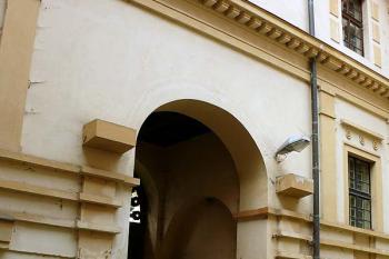 Průjezd na nádvoří (© Jiří Cukr, 07/2009)