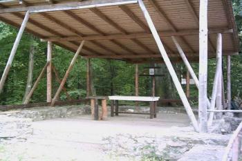 Venkovní oltář (© Ilona Telaříková 10/2005)