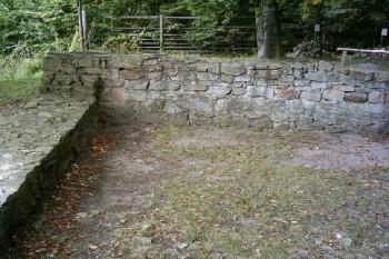 Zbytky základů kostela (© Ilona Telaříková 10/2005)