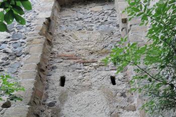 branka vedoucí z paláce do údolí Krounky, zavíraná hřebenem i padacím můstkem (© Jan Večeřa, 07/2017)