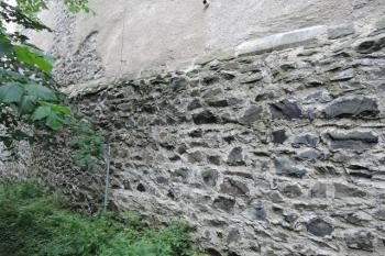 hrad má předstupující sokl vymezený shora tesanými kameny (© Jan Večeřa, 07/2017)