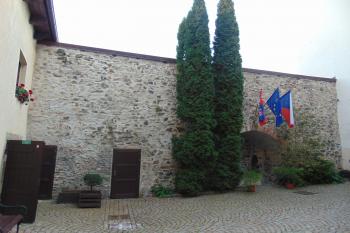 Zeď spojující sv. a jz. křídla hradu (© Dušan Dohňanský  08/2023)